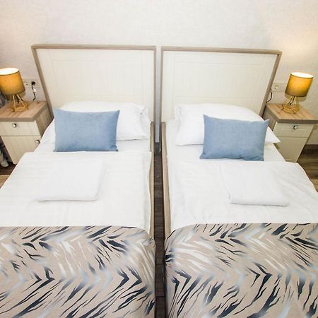 Jarja Panzio Hotel ไฮจ์ดุสโซบอสโล ภายนอก รูปภาพ