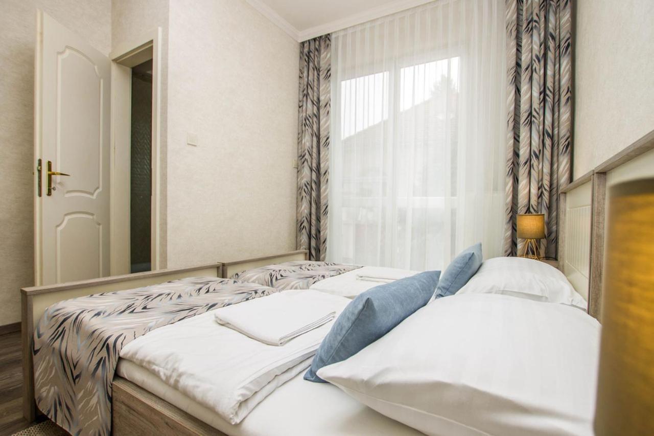 Jarja Panzio Hotel ไฮจ์ดุสโซบอสโล ภายนอก รูปภาพ