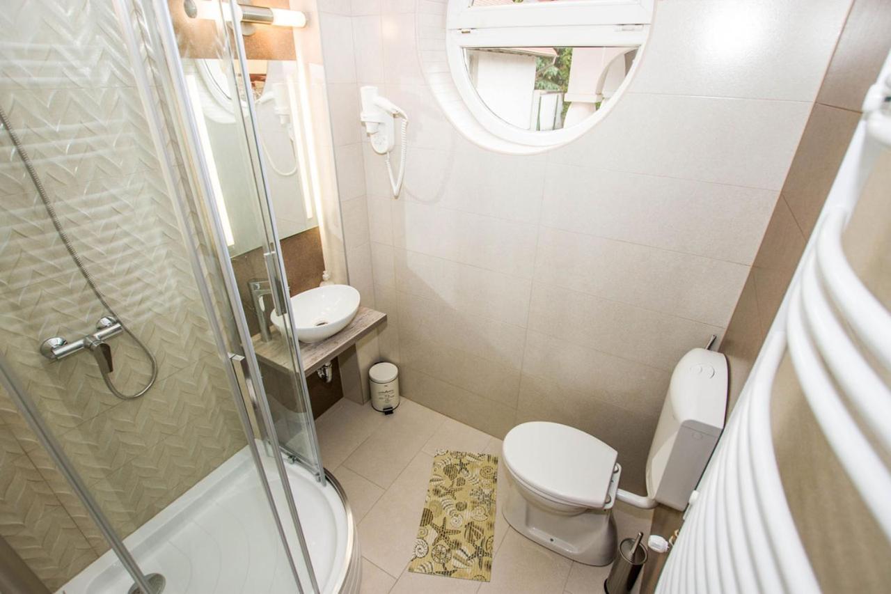 Jarja Panzio Hotel ไฮจ์ดุสโซบอสโล ภายนอก รูปภาพ