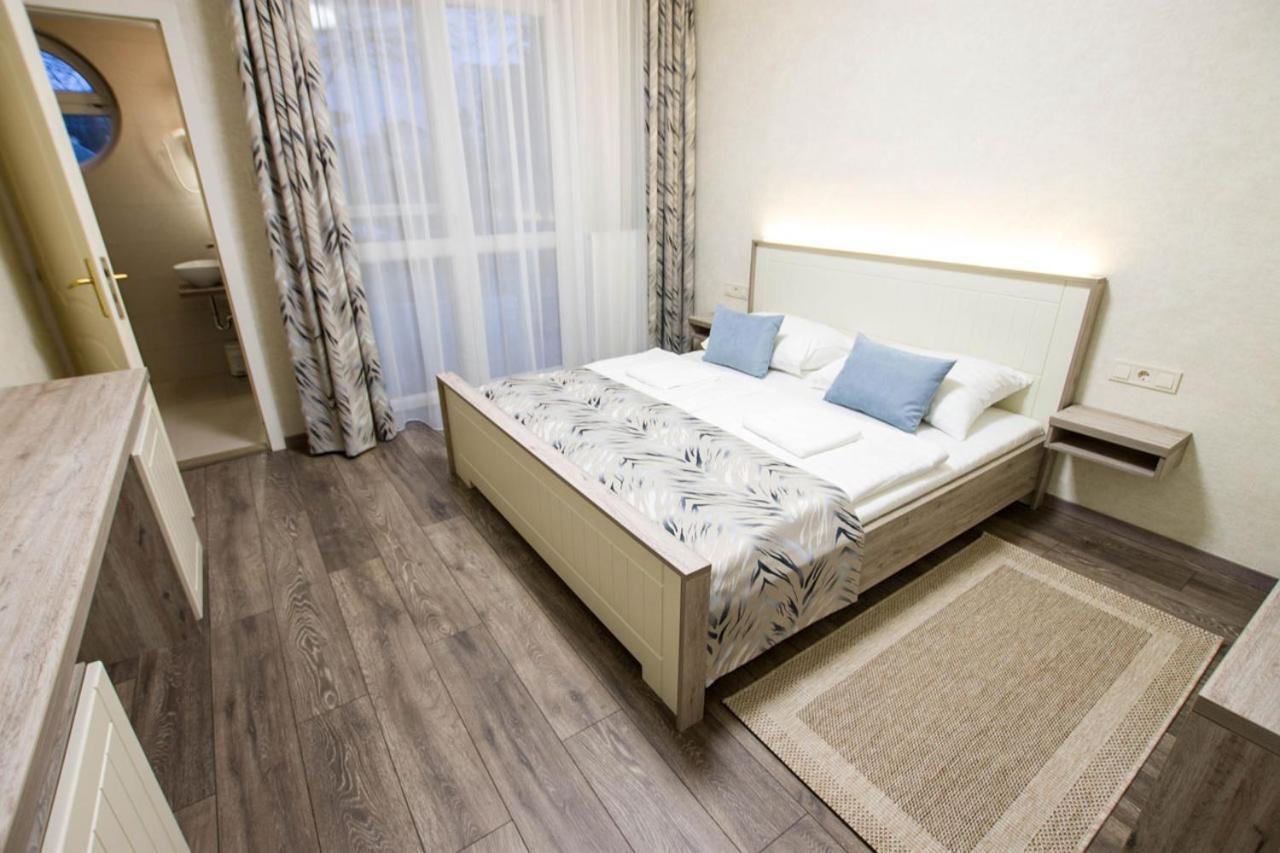 Jarja Panzio Hotel ไฮจ์ดุสโซบอสโล ภายนอก รูปภาพ