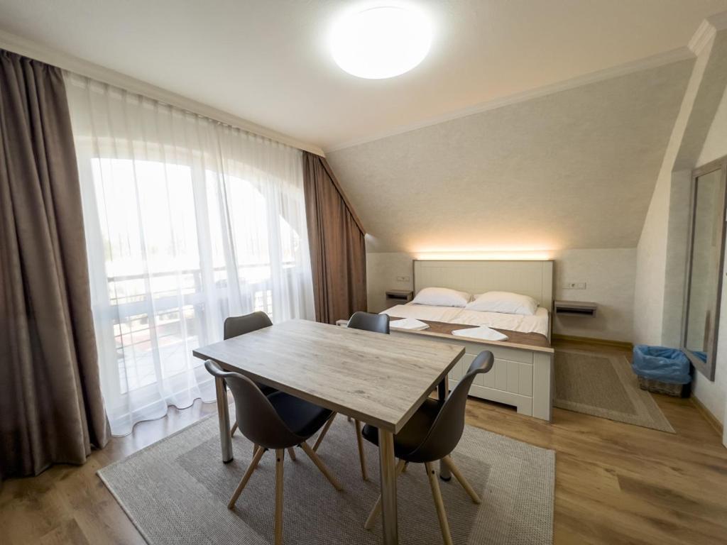 Jarja Panzio Hotel ไฮจ์ดุสโซบอสโล ภายนอก รูปภาพ