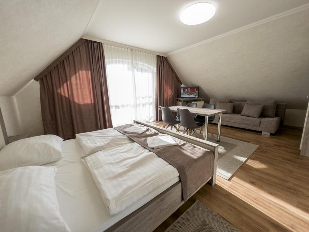 Jarja Panzio Hotel ไฮจ์ดุสโซบอสโล ภายนอก รูปภาพ