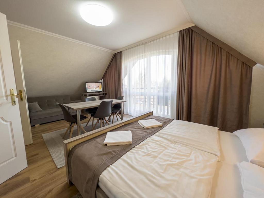 Jarja Panzio Hotel ไฮจ์ดุสโซบอสโล ภายนอก รูปภาพ