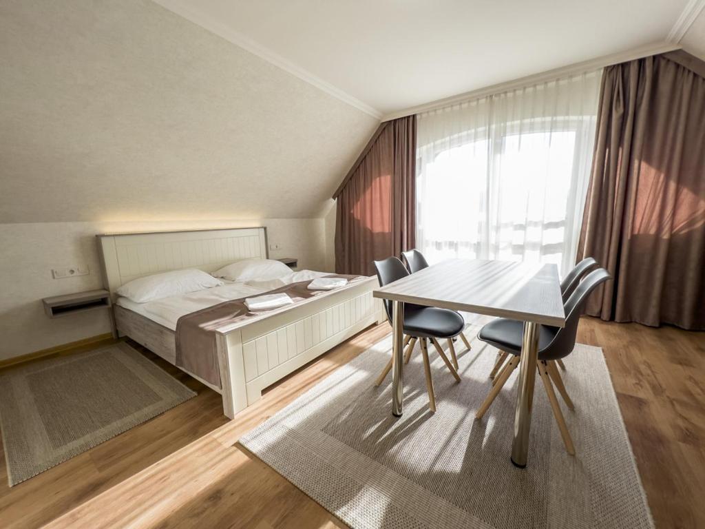 Jarja Panzio Hotel ไฮจ์ดุสโซบอสโล ภายนอก รูปภาพ